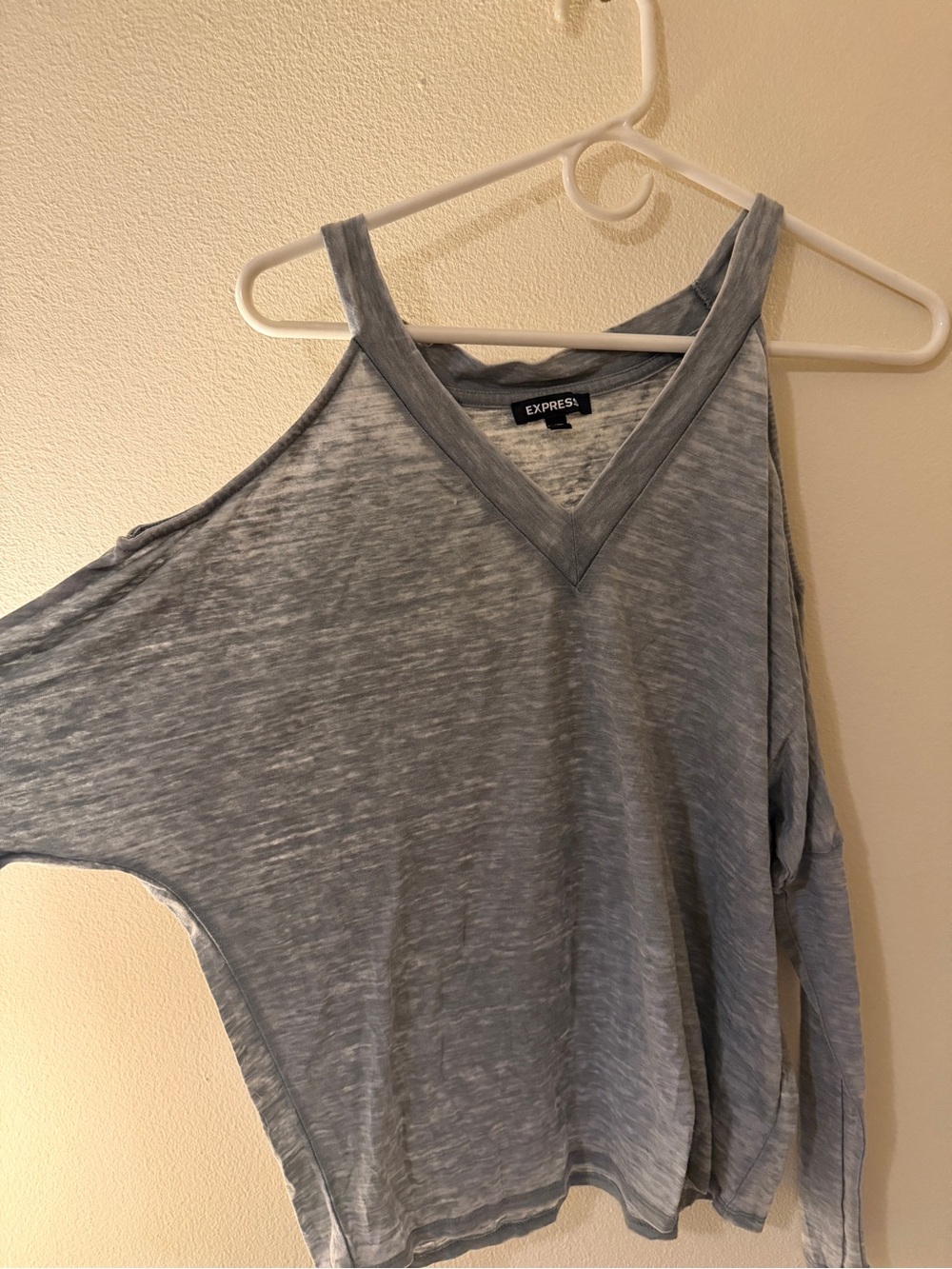 Express Light Gray V-Neck Cold-Shoulder Tank Top - Picture 2 of 4